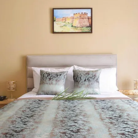 招待所 Golden Palms & Cafe 4*