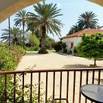 Golden Palms & Cafe بيت ضيافة 4*