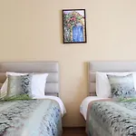 Golden Palms & Cafe بيت ضيافة 4*
