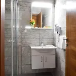Golden Palms & Cafe بيت ضيافة