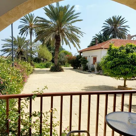 Golden Palms & Cafe Guest house *