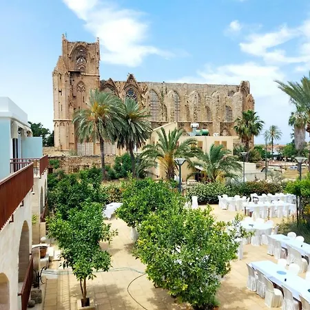 Golden Palms & Cafe בית הארחה פמגוסטה