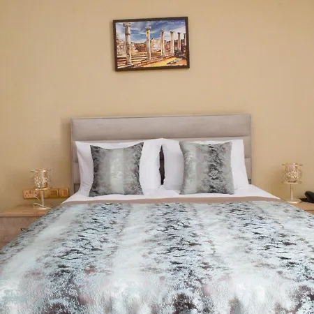 Golden Palms & Cafe Guest house *