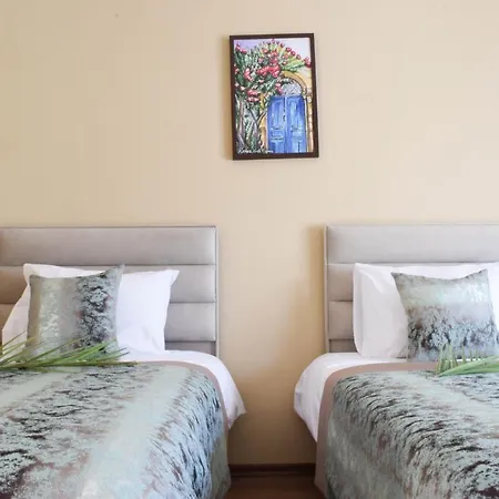 Golden Palms & Cafe Guest house *