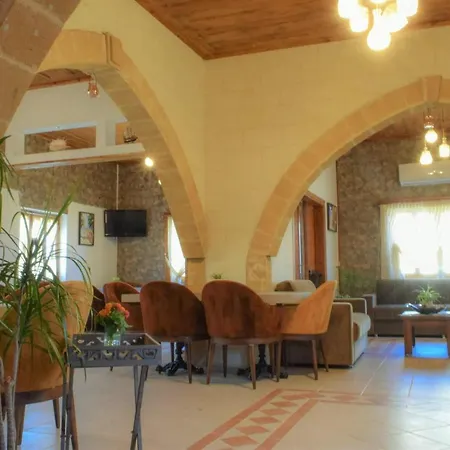 Golden Palms & Cafe בית הארחה 4*