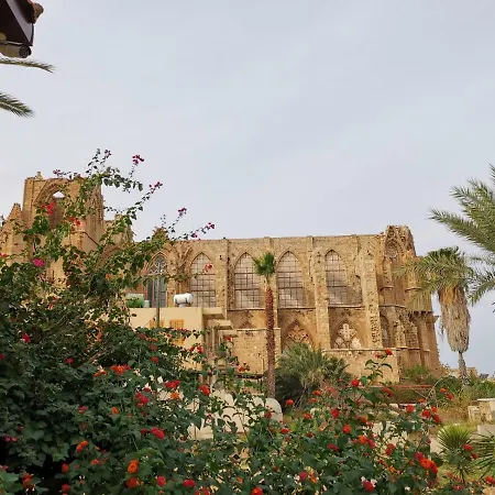 Golden Palms & Cafe פמגוסטה