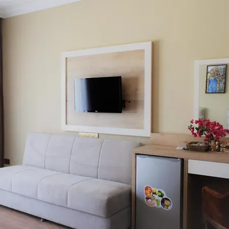 Golden Palms & Cafe 4*