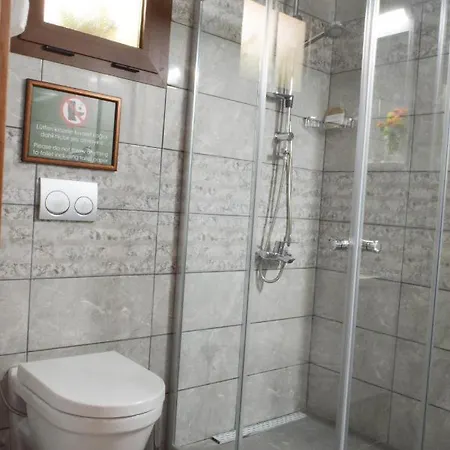 בית הארחה Golden Palms & Cafe 4*