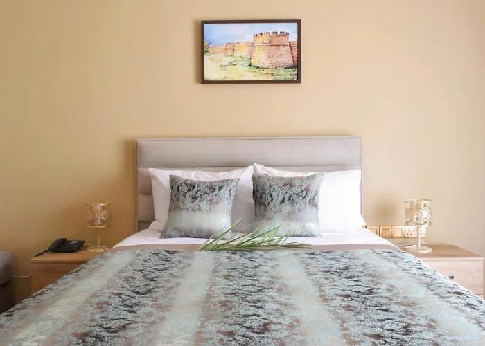 Πανσιόν Golden Palms & Cafe 4*