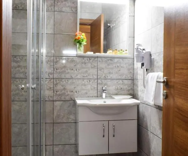 Golden Palms & Cafe Πανσιόν