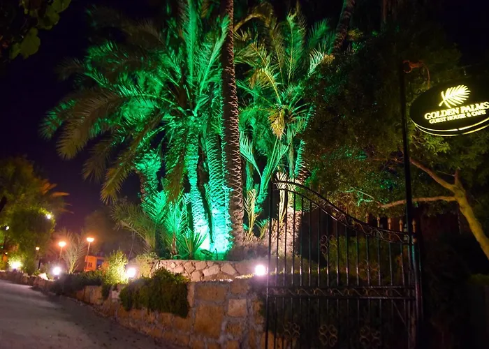 Golden Palms & Cafe Πανσιόν